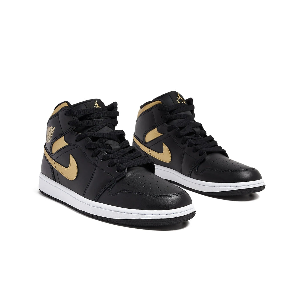 Nike Air Jordan 1 Mid en color negro y oro
