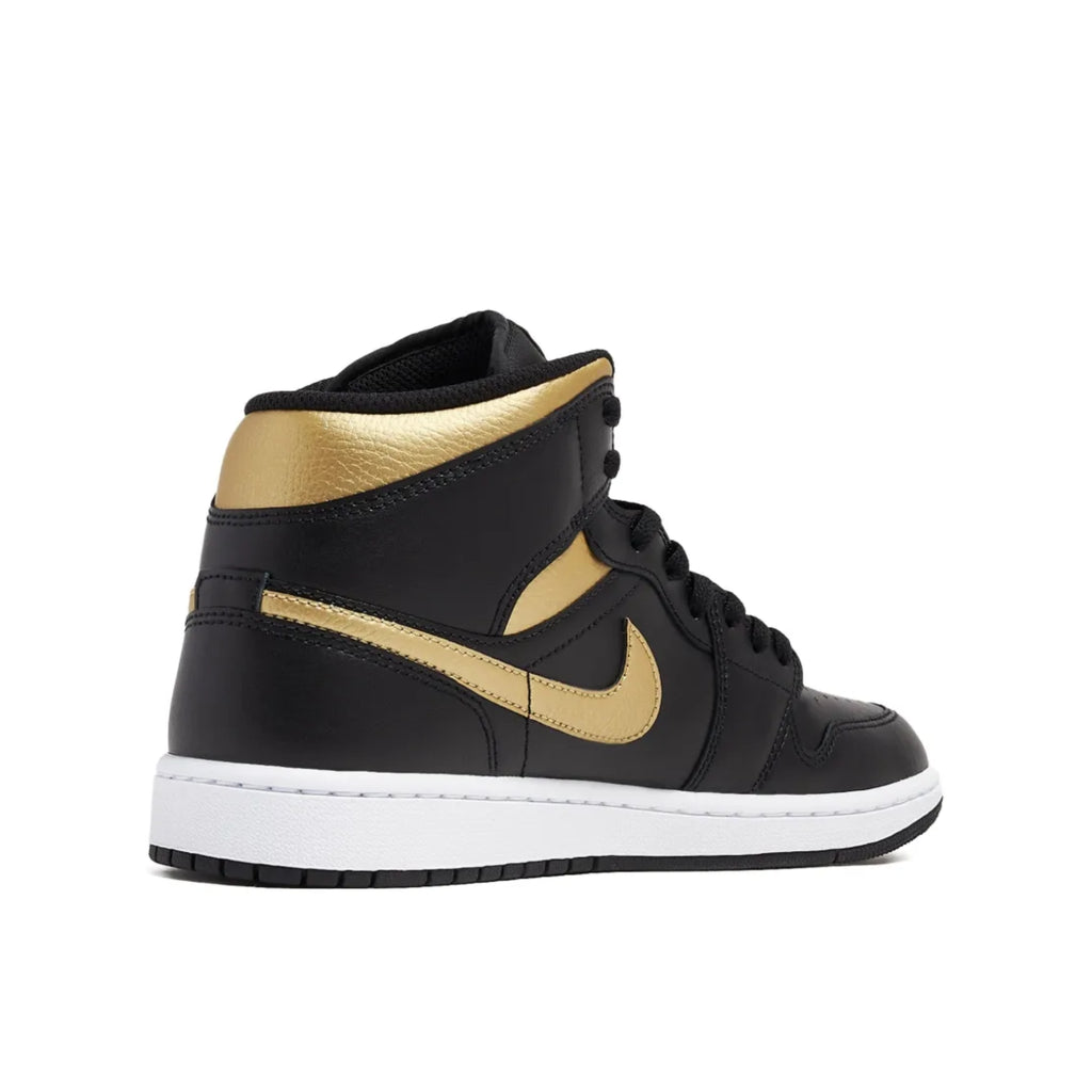 Nike Air Jordan 1 Mid en color negro y oro