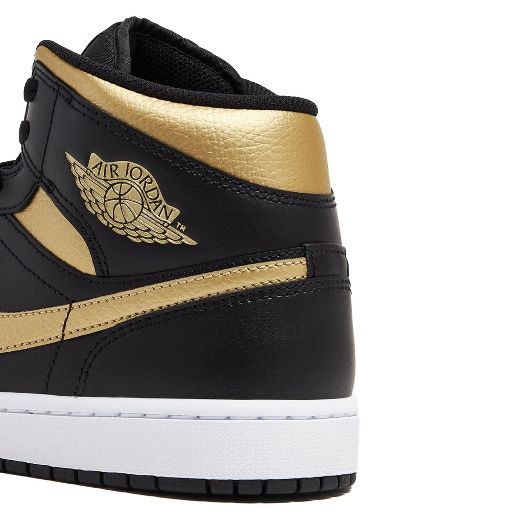 Nike Air Jordan 1 Mid en color negro y oro