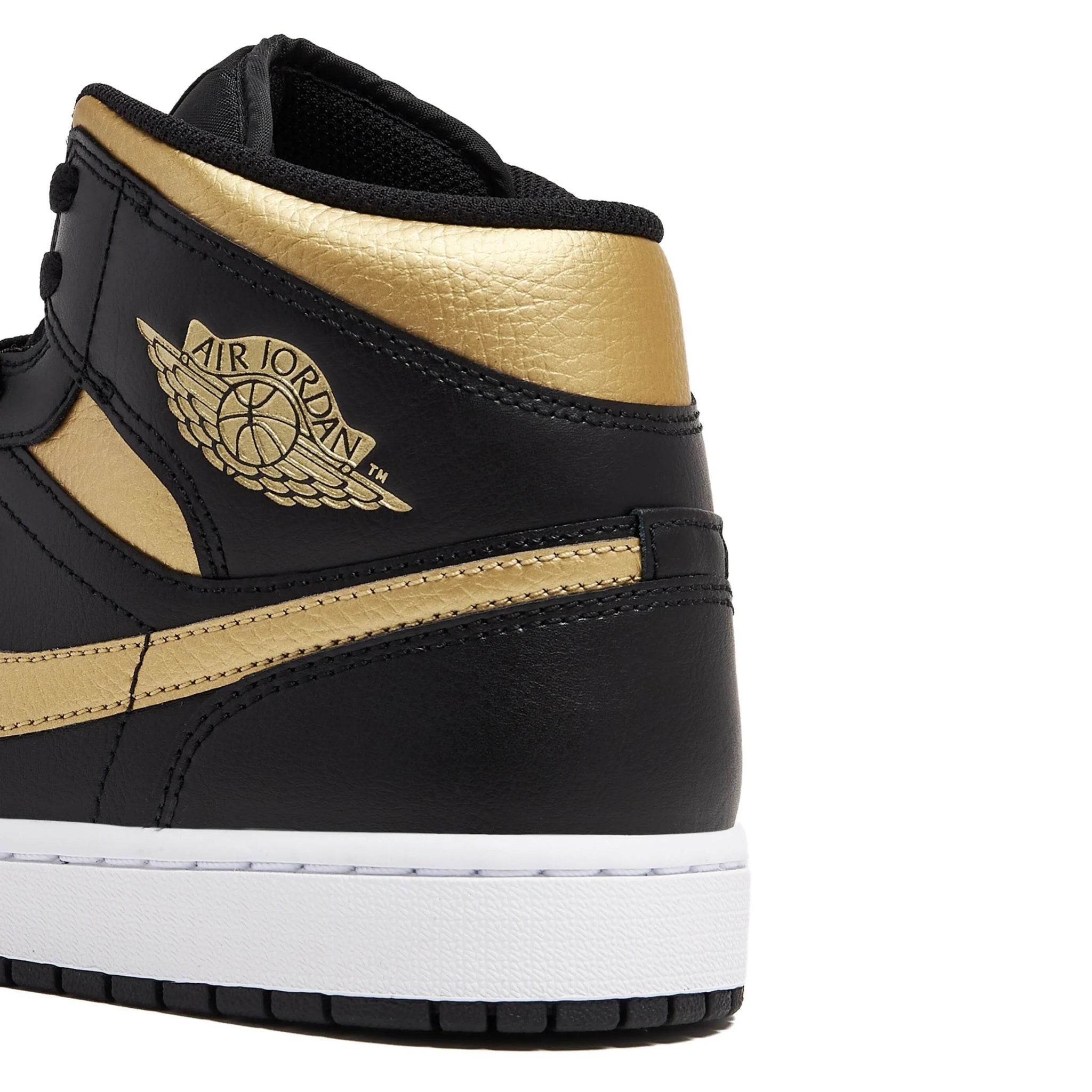 Nike Air Jordan 1 Mid en color negro y oro